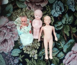 3 SMALL 3-5'' 40-50S PLASTIC BABY DOLLS,BLANKET OR SEWING DOLL